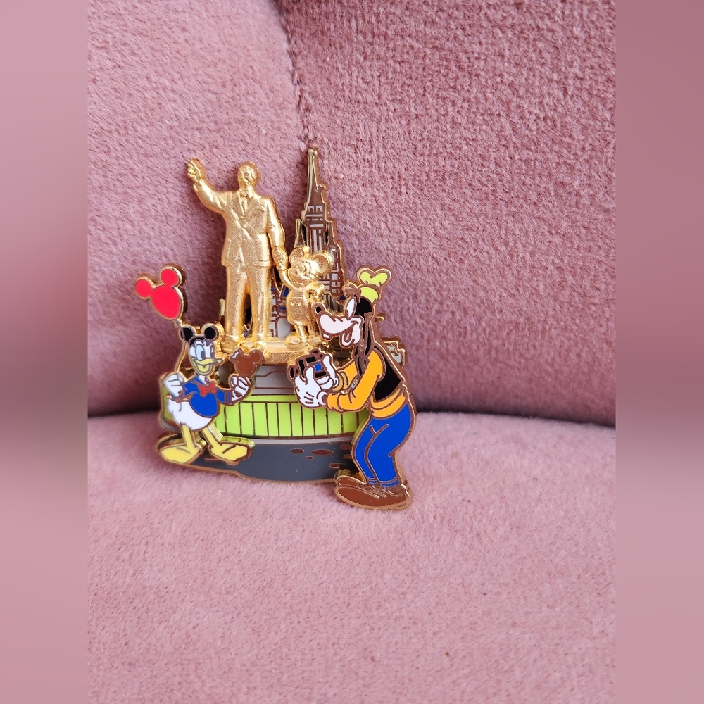 Disney Donald & Goofy at the Castle Trading Pin like new